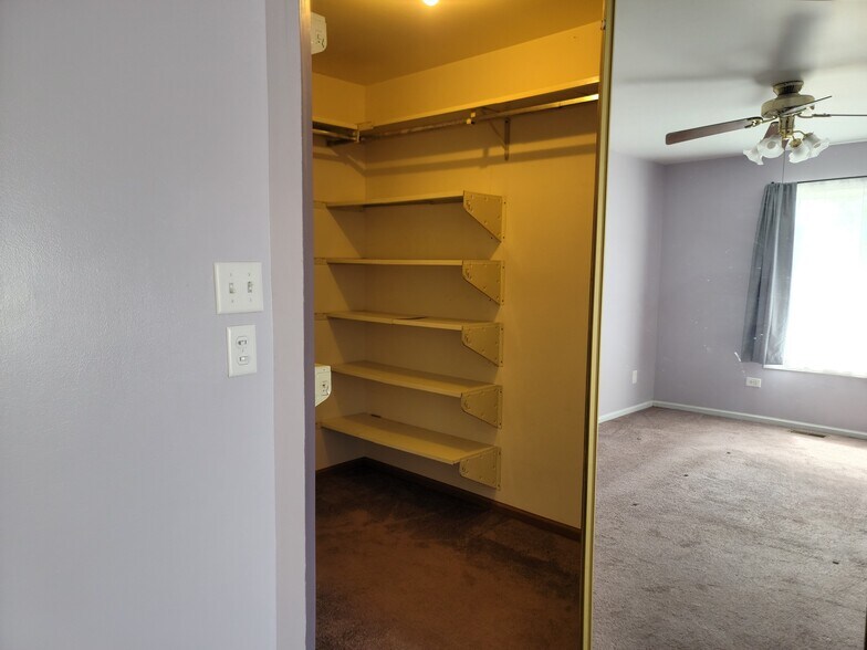 Walk in Closet - 9224 Windsor Pky