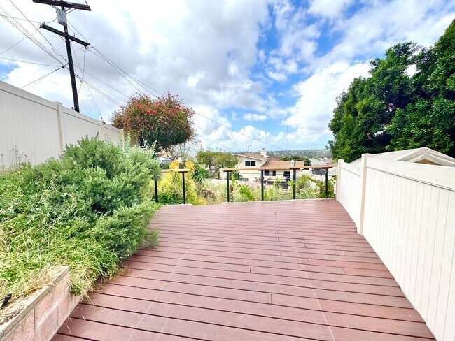 Building Photo - Huge Oak Park Home! 4bd/2.5ba house with incredible yard w/ VIEWS + spa, A/C, garage, W/D!