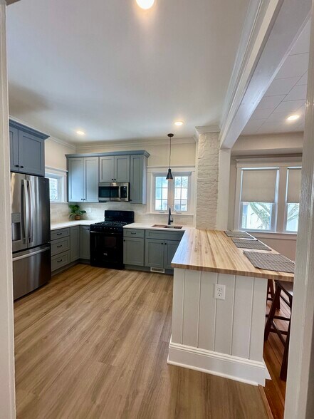 Building Photo - 48 Valley Dr