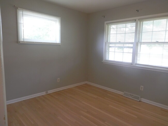 Building Photo - Great 2 Bedroom Duplex In SW Columbia!