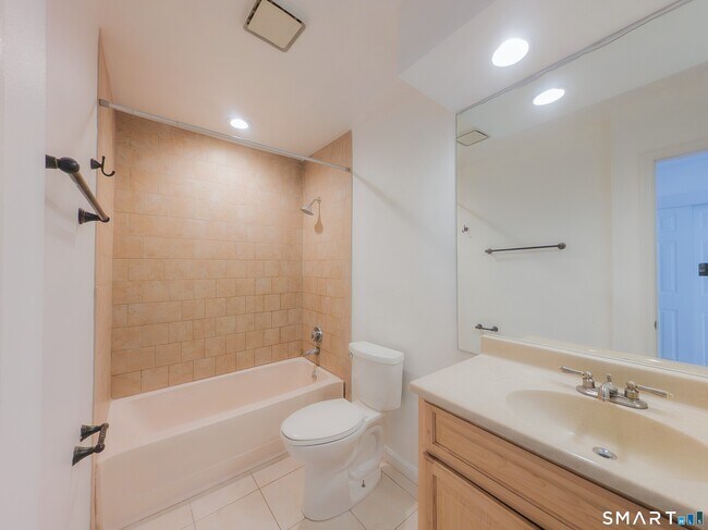 Building Photo - 8 Rose Ln