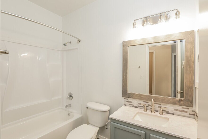 Building Photo - 261 N Valle Verde