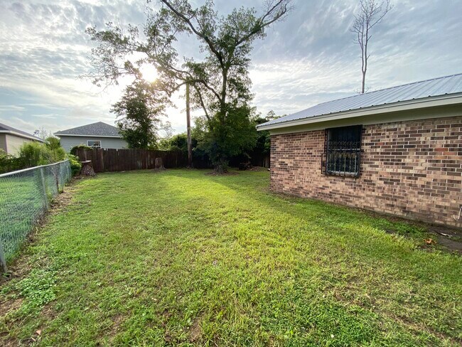 Building Photo - 1015 Kurze Ave