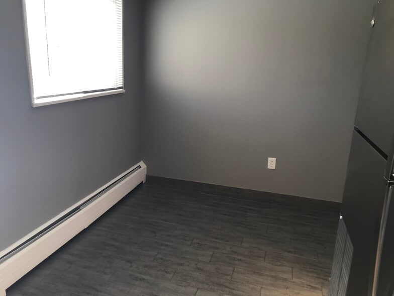 two bedrooms on main level with hardwood floors - 1334 Marshall St