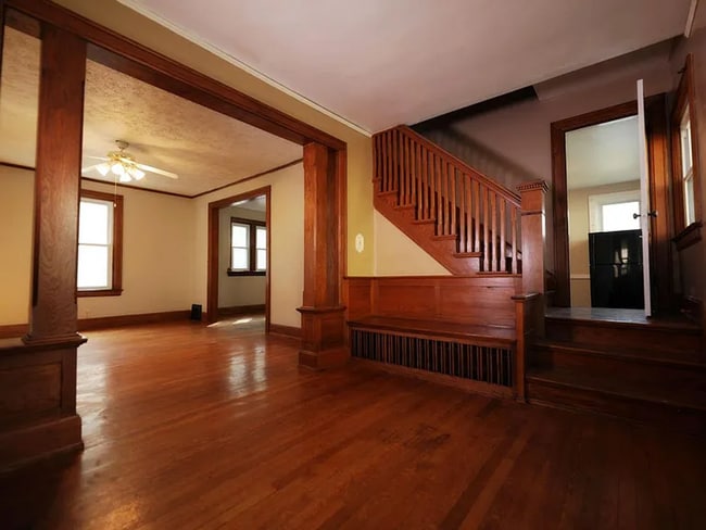 Building Photo - 910 S 25th St