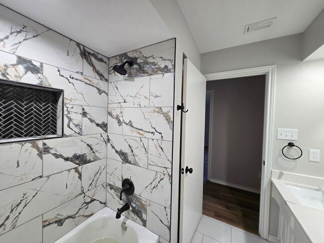 Building Photo - Stunning 4-bd 2.5 bath