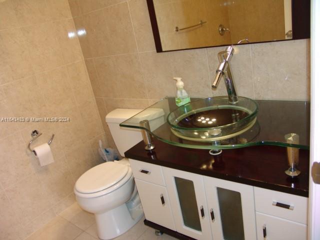 Building Photo - 802 NE 27th Ave