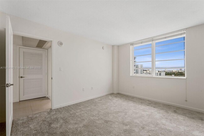 Building Photo - 910 West Ave
