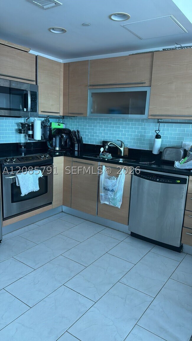 Building Photo - 950 Brickell Bay Dr