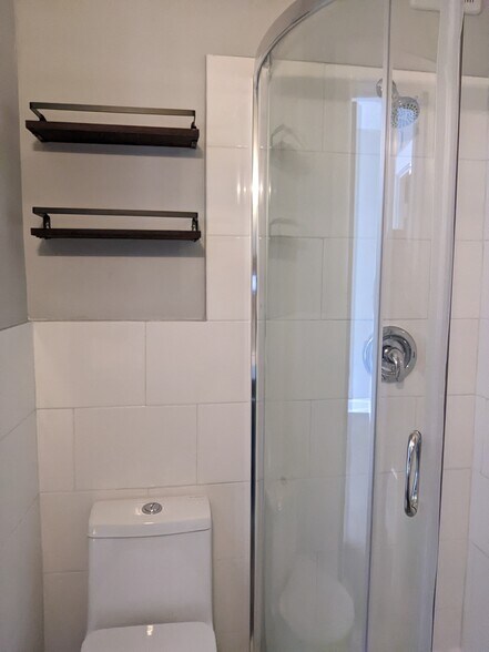 Recently renovated bathroom - 506 Woodruff Place Middle Dr
