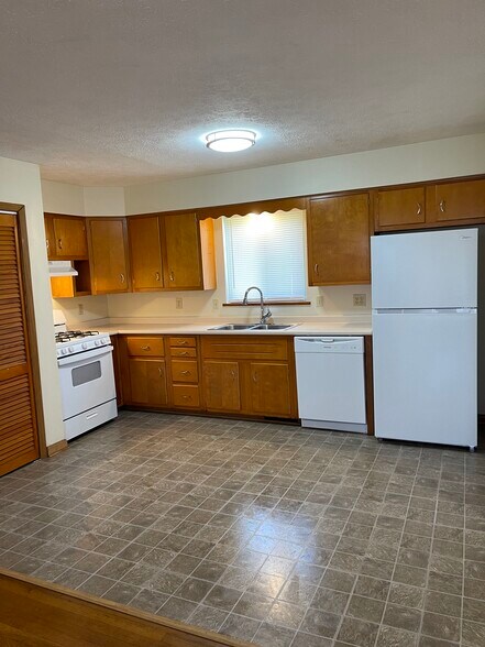 Kitchen with all new appliances, including disposal & dishwasher - 1307 21st St