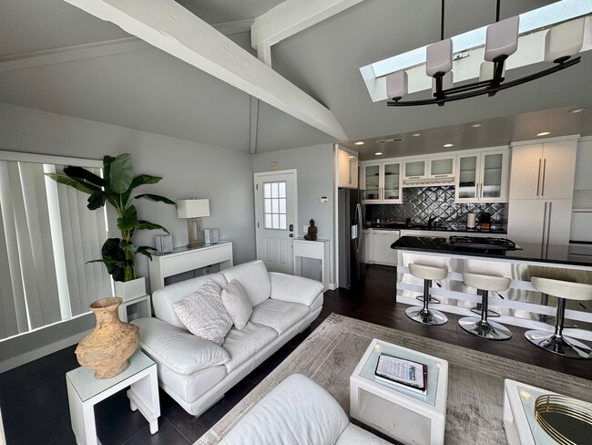 Building Photo - 423