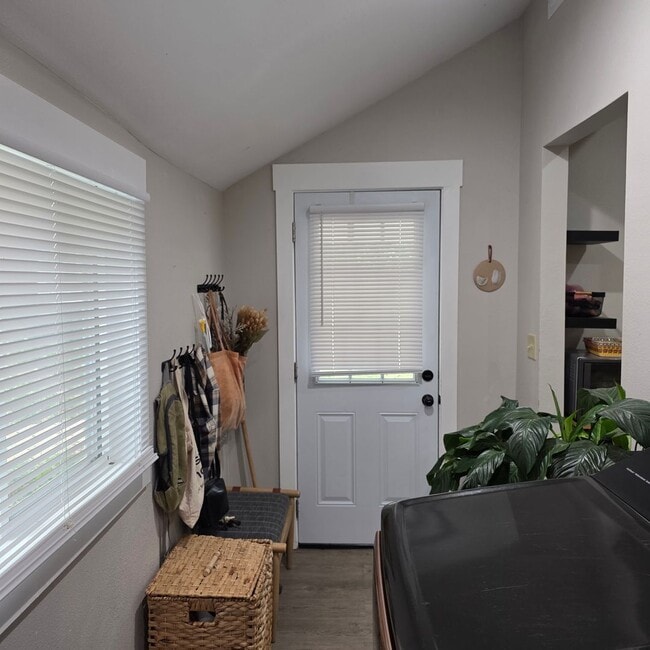 Building Photo - Remodeled 2 Bedroom, 1 Bath Home