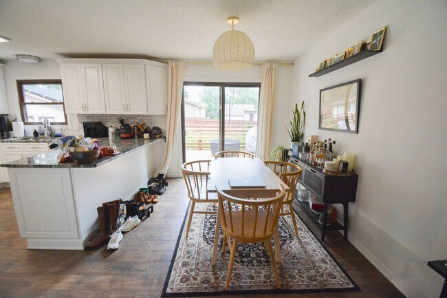 Building Photo - Charming 3-Bed, 2.5-Bath Split-Level Home ...