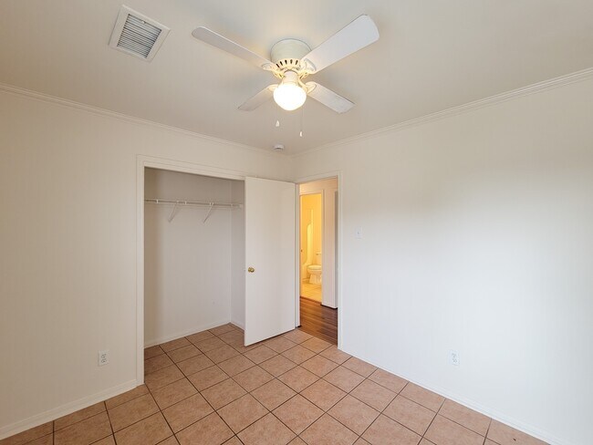 Building Photo - 11810 Rolling Stream Dr