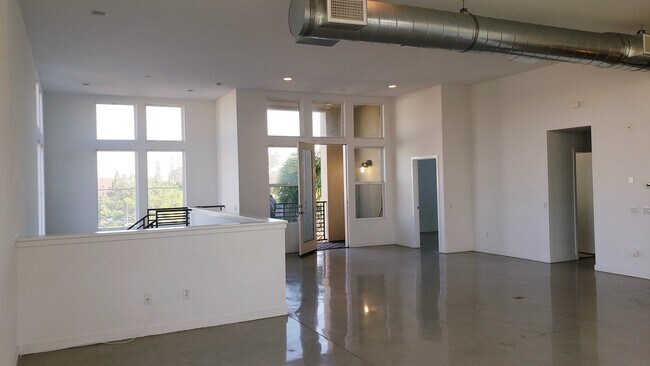 Building Photo - Santa Ana Loft