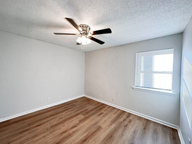 Building Photo - 470 Martha Ln