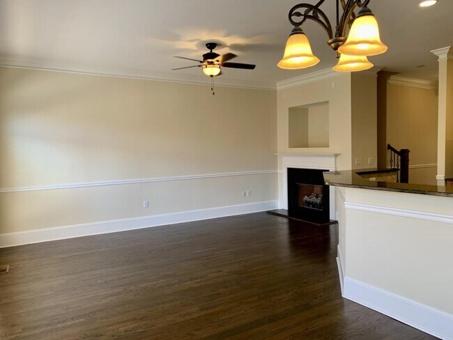 Building Photo - 5460 Glenridge View NE