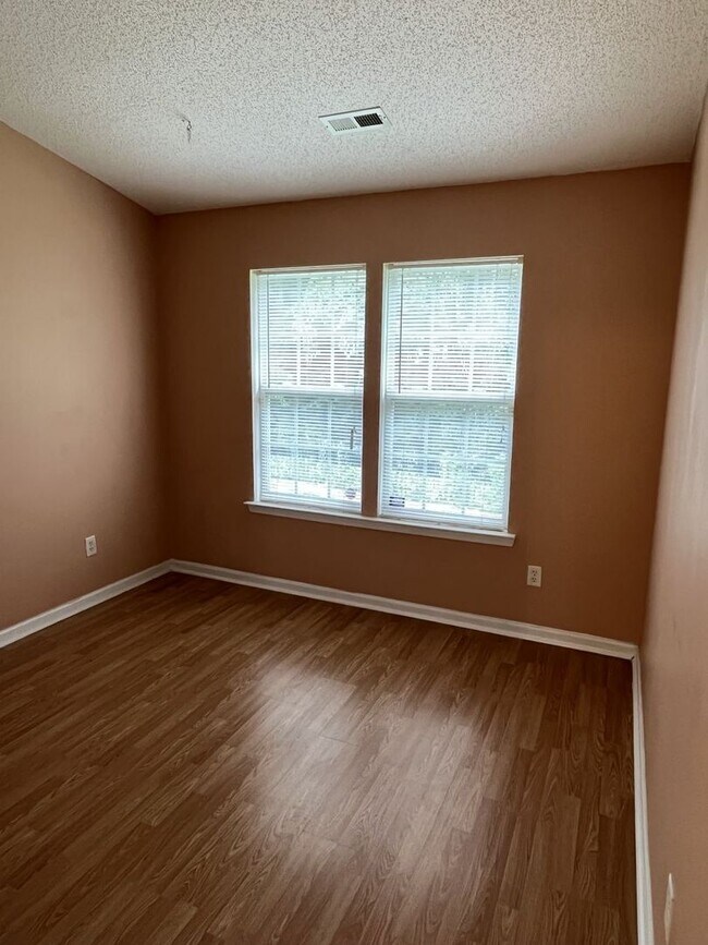 Building Photo - Updated 3 Bedroom, 2 Bath Ranch in NW Char...