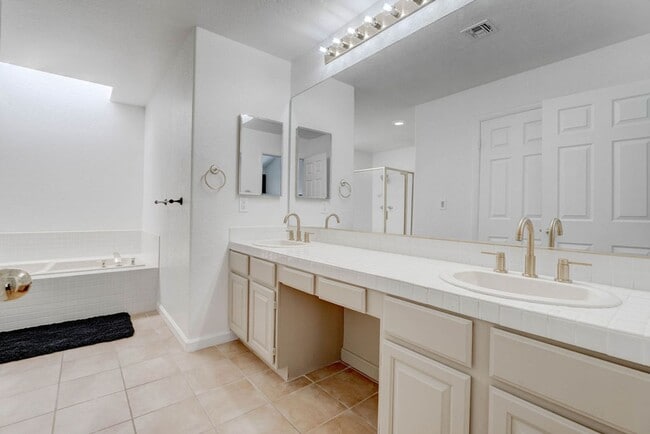 Building Photo - 3238 Brookfield Dr