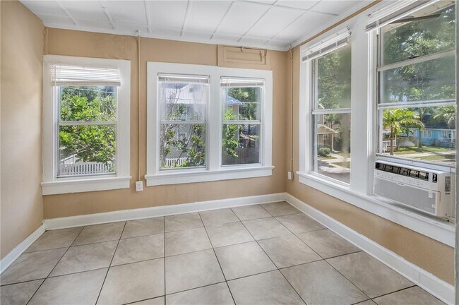 Building Photo - 418 E Amelia Ave