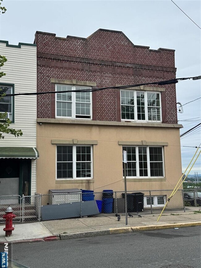 Building Photo - 183 Thorne St