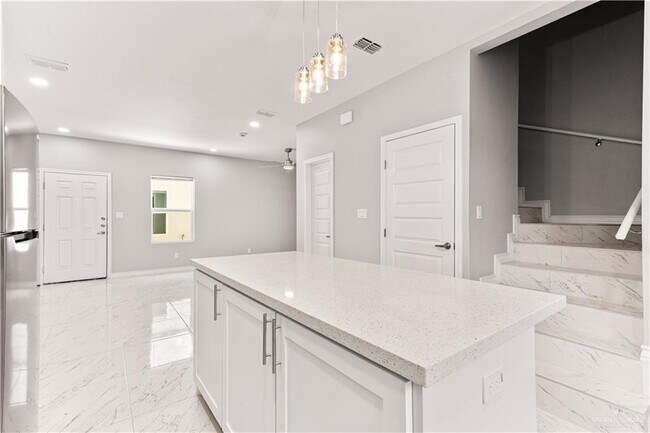 Building Photo - 2409 E Viviana St