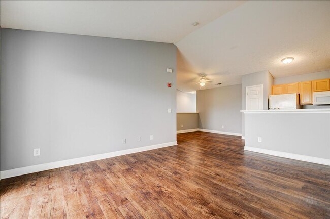 Building Photo - 3 bedroom 2 Bath Large Apartment Home $1,569/mo Rent