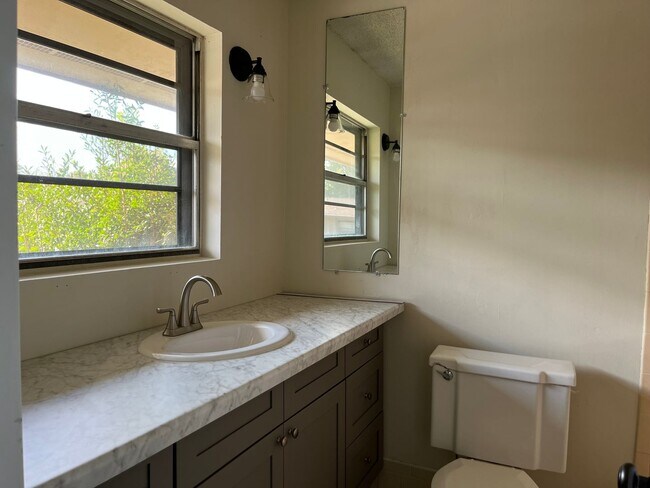Building Photo - 2307 Colony Dr SW