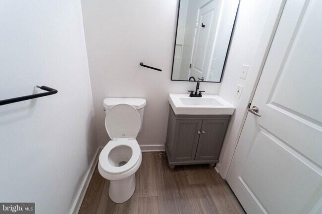 Building Photo - Move In Ready 2 BD 1 BA close to Metro, Sh...