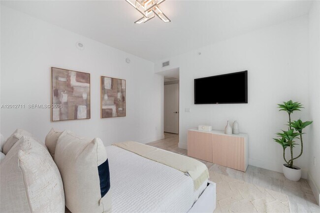 Building Photo - 100 E Las Olas Blvd