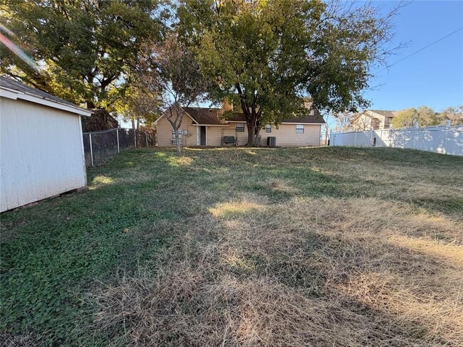 Building Photo - 714 N 5th St