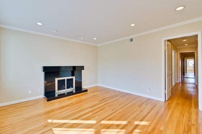 Building Photo - Stylish San Jose Home and Private Yard