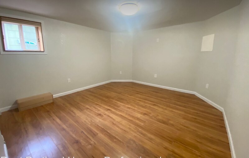 Building Photo - 5522 SE Ramona St