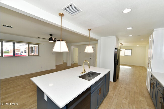 Building Photo - 3217 Wedgewood Dr