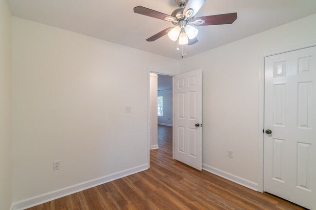 Building Photo - Charming End-Unit Townhome with Prime Loca...