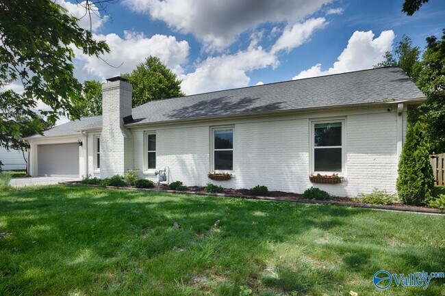 Building Photo - 2303 Buckingham Dr SW