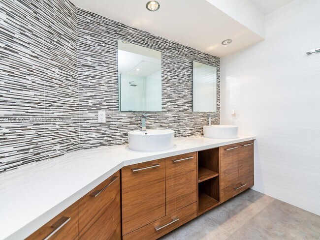 Building Photo - 888 Brickell Key Dr