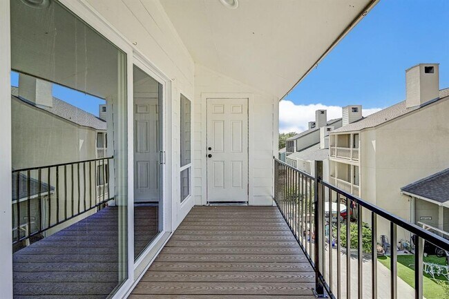 Building Photo - 2022 Lakewood Ct