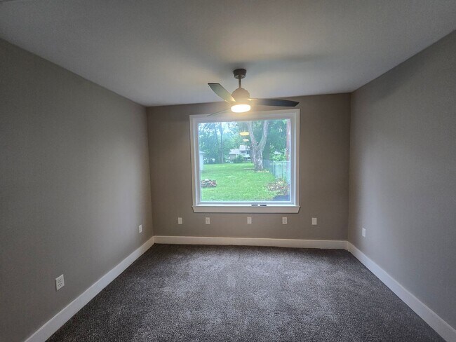 Building Photo - 3 Bedroom Home in Champaign!