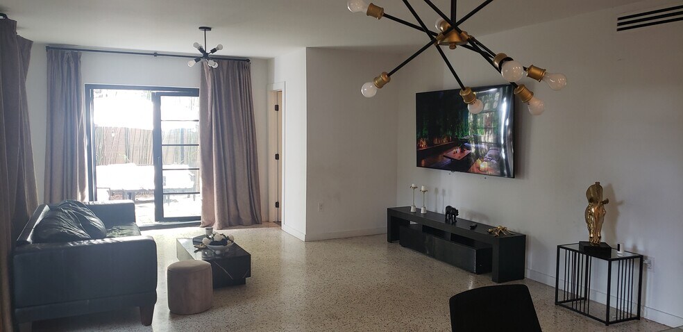 Building Photo - 1120 7th St