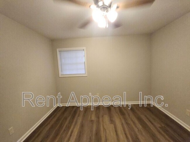 Building Photo - 2830 Knollview Dr