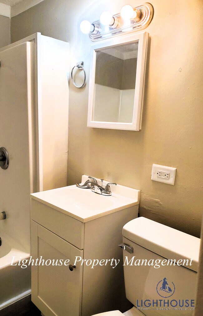 Building Photo - NEWLY RENOVATED 3 bed/2 bath!