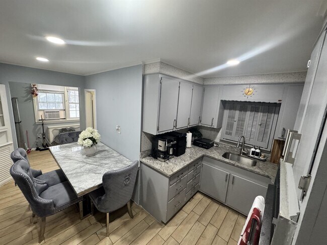 Building Photo - 460 Ave E