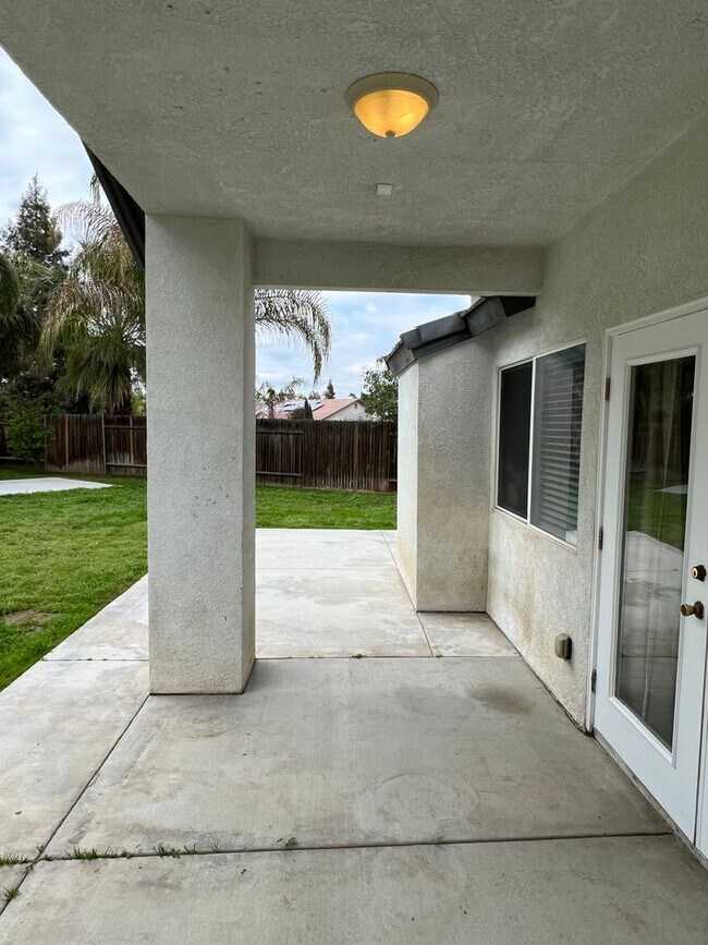 Building Photo - Spacious SW Bakersfield home!