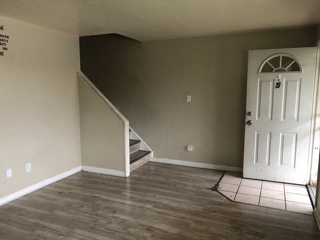 Building Photo - 2 BED 1.5 BATH UNIT IN THE BANBURY CONDOMI...