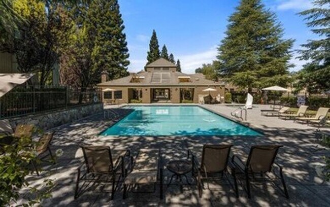 Building Photo - Gorgeous Two-Bedroom Condo with Golf Course Views in San Ramon!