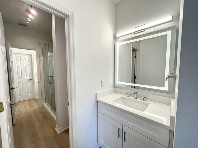 Building Photo - Beautifully Renovated Home in Tampa Palms ...