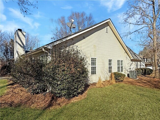 Building Photo - 3028 Express Ln NE