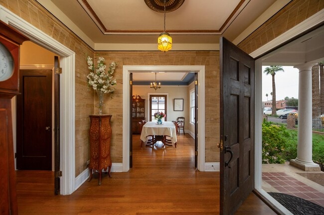 Building Photo - WONDERFUL HISTORIC 5 BED 3 BATH PROPERTY WITH CARRIAGE HOUSE